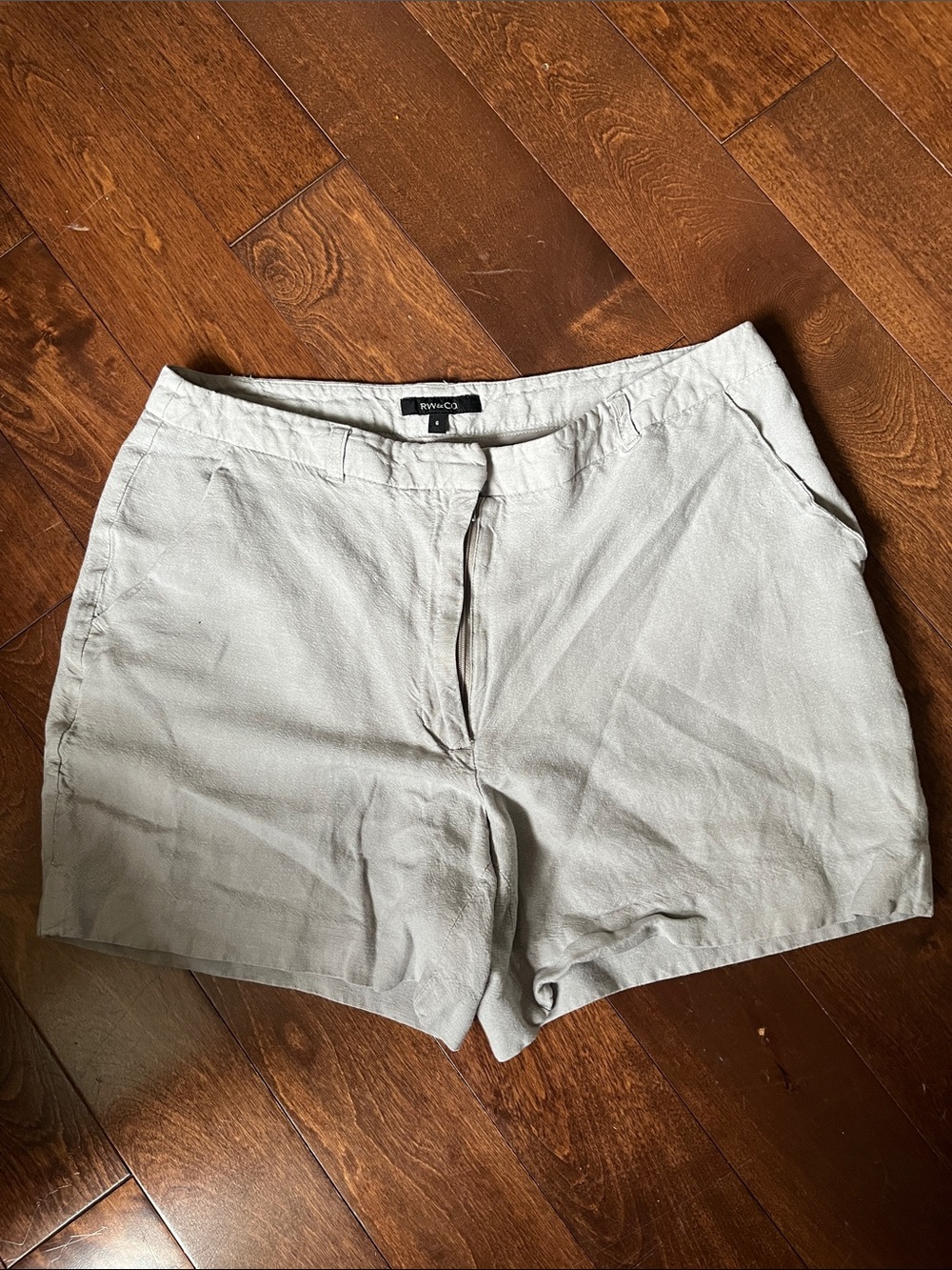 RW&CO. Ladies Flat Front linen blend Shorts in Light grey